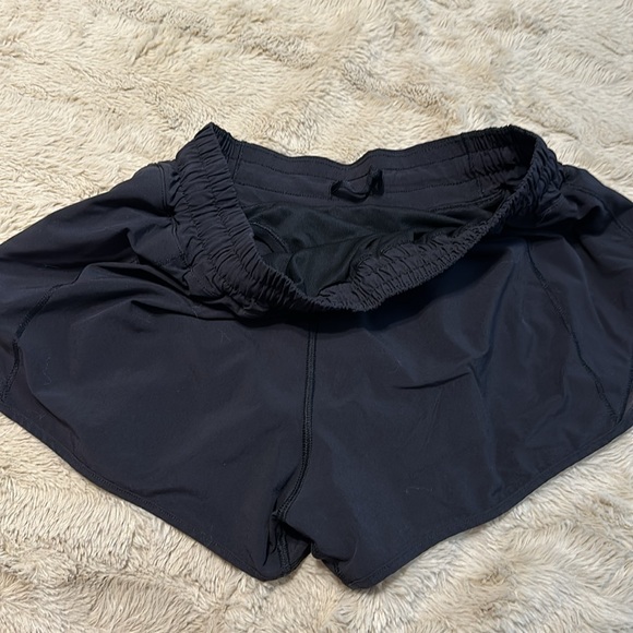 LULULEMON 2.5 in shorts! 🖤🖤 - Picture 3 of 4